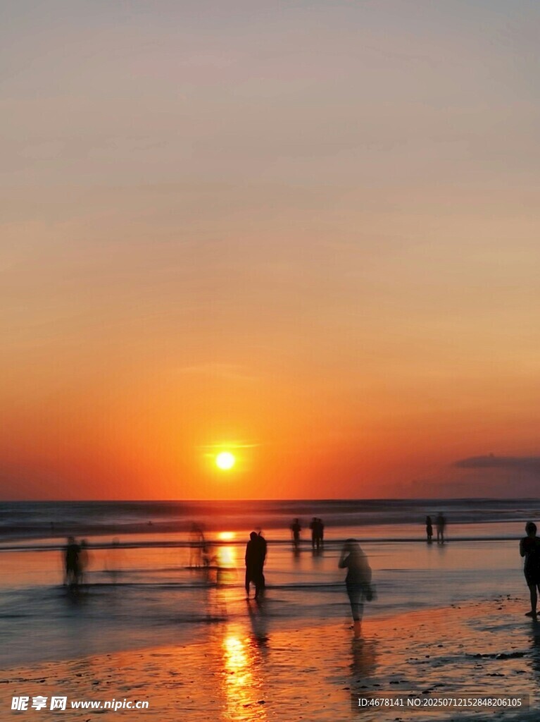 海边日落时的欢乐人群