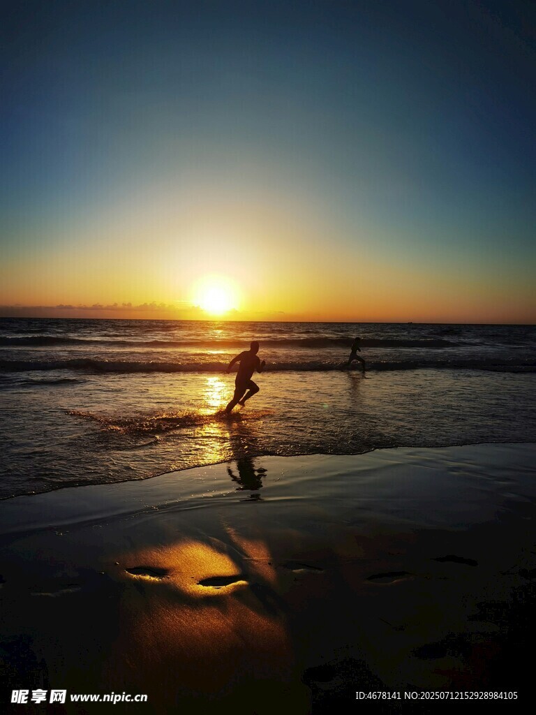 夕阳下的海边漫步身影