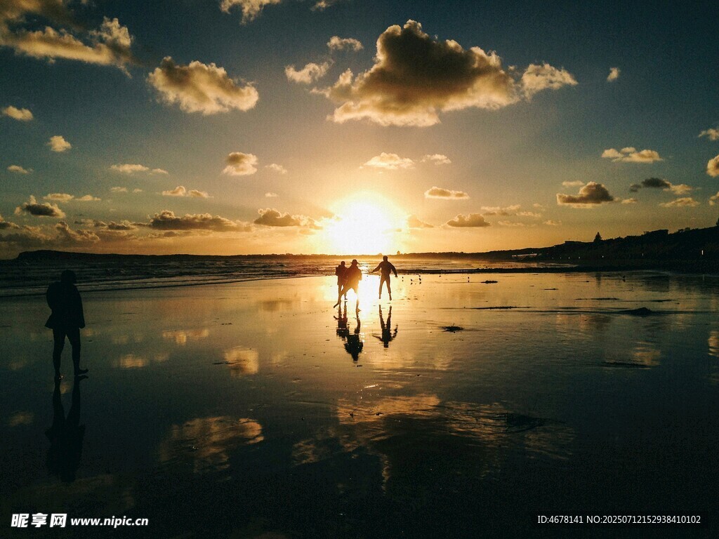 夕阳下湖畔的浪漫身影