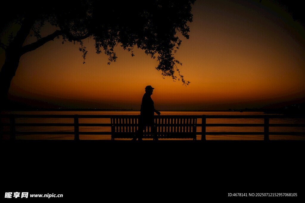 夕阳下的孤独身影