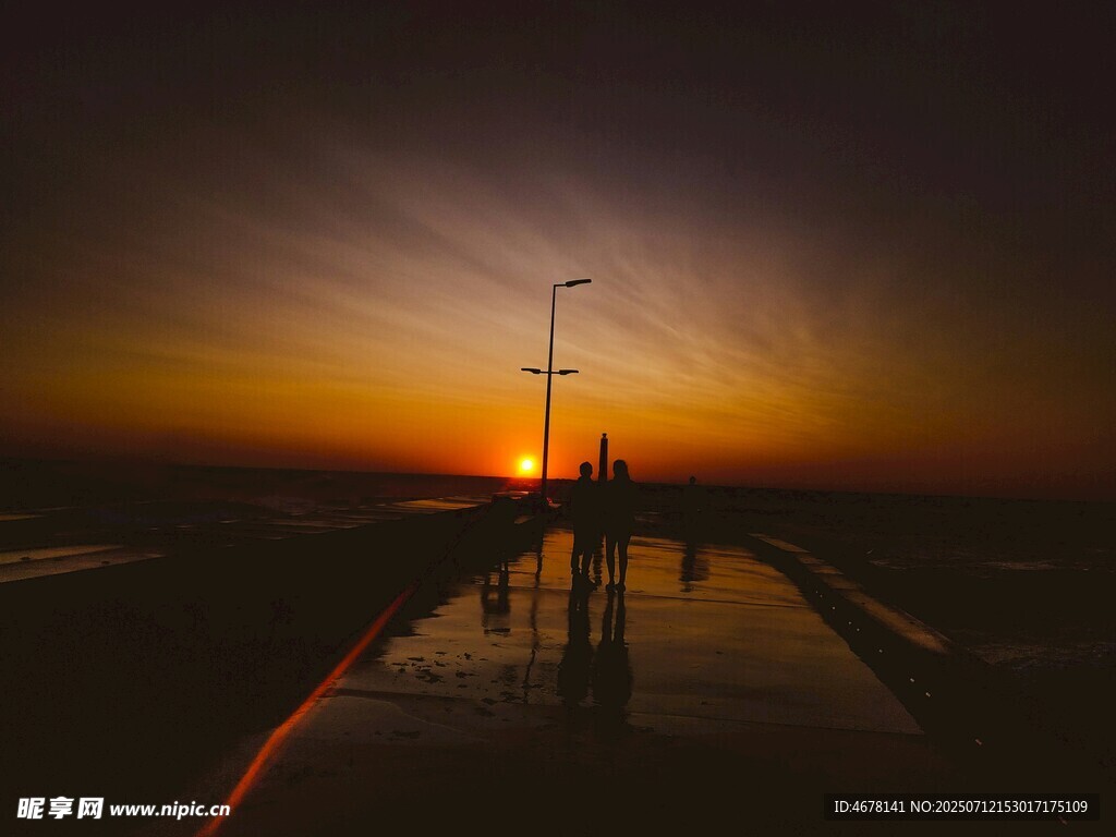 夕阳下的道路与行人剪影