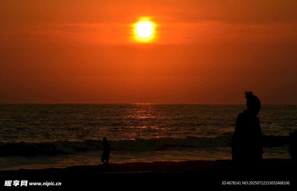 夕阳下海边的孤独身影