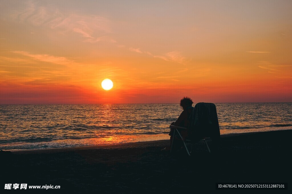 夕阳下海边的浪漫身影