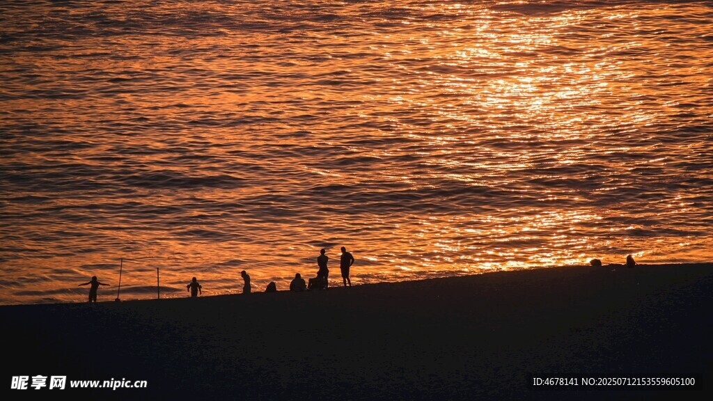 夕阳下海边的漫步身影