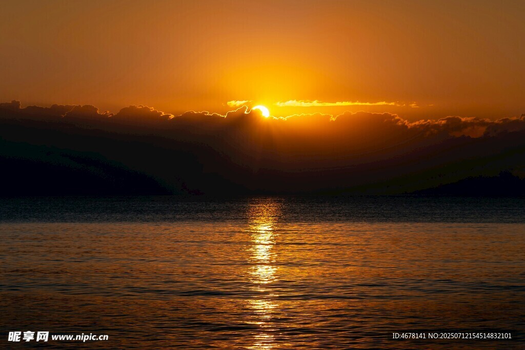 夕阳下波光粼粼的水面