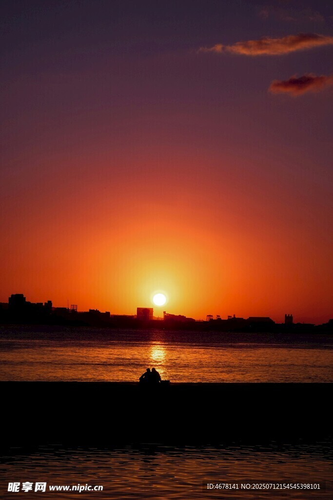 夕阳下的静谧水面景象