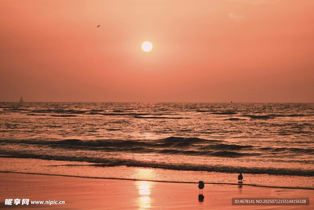 夕阳下的浪漫海滩美景