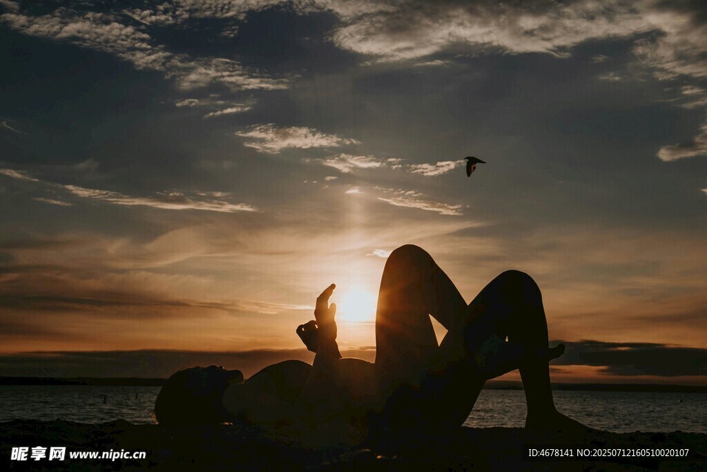 夕阳下海边惬意躺卧的人