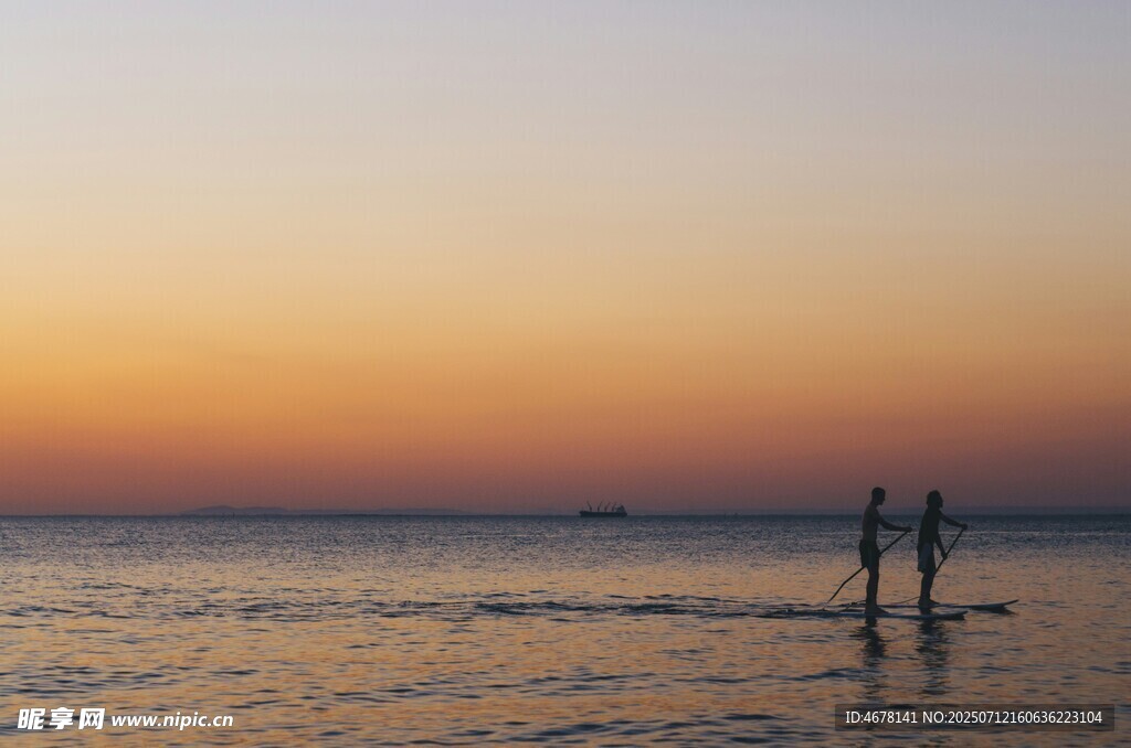 夕阳下海边的浪漫身影