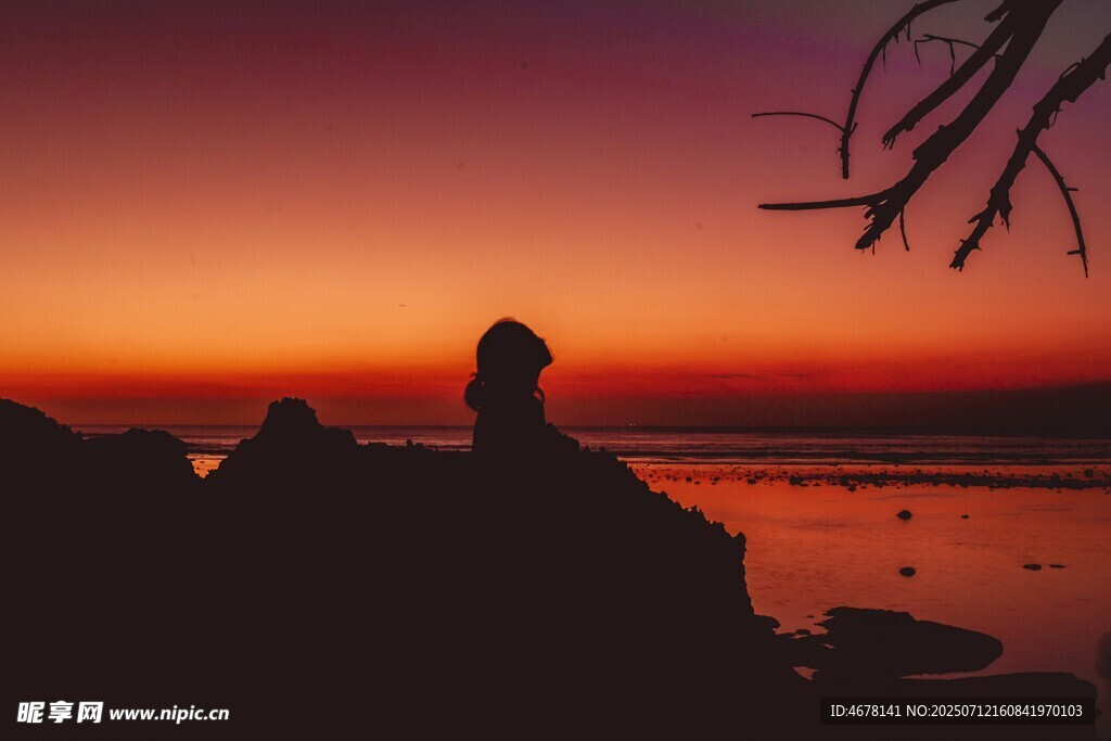 夕阳下的静谧海边身影