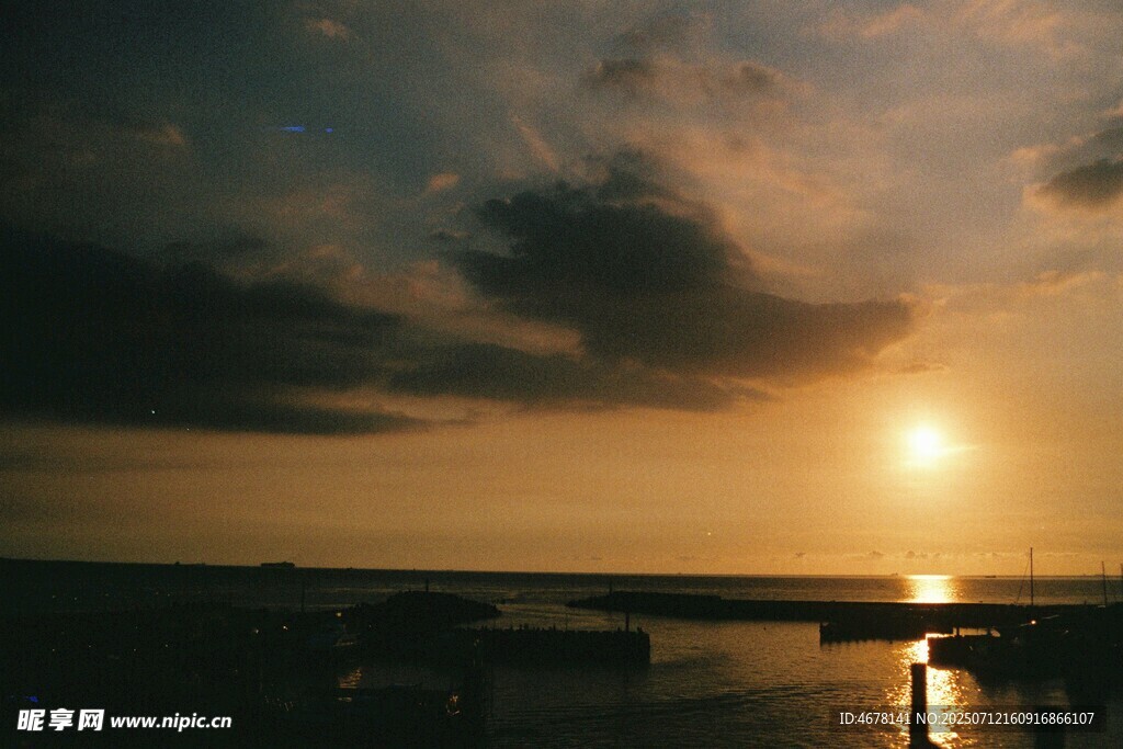 夕阳下的桥梁美景