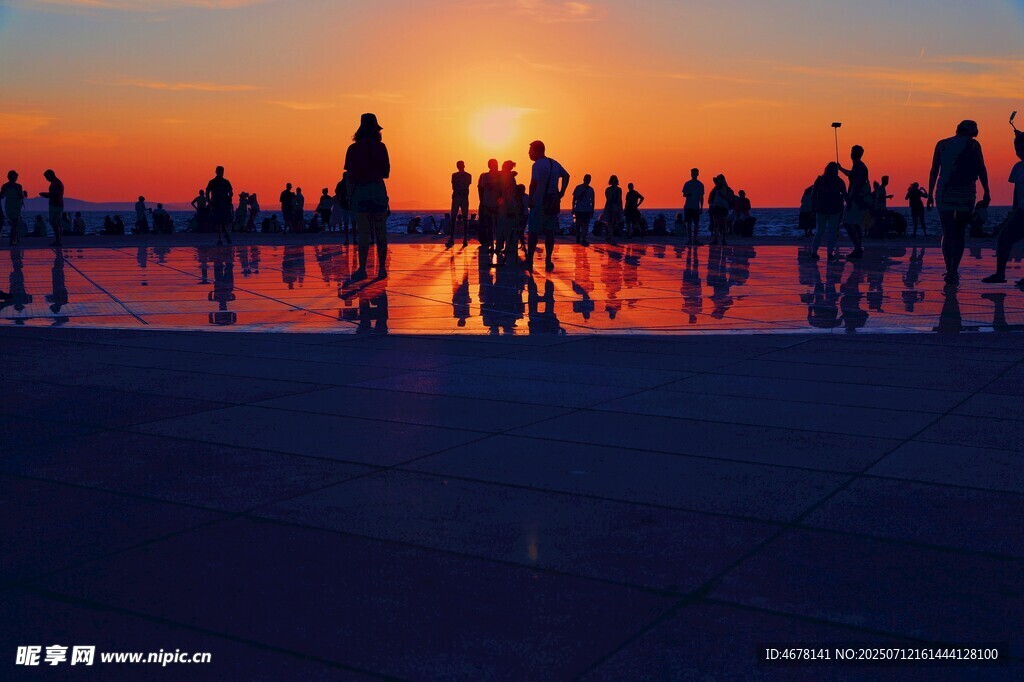 夕阳下的盐湖与倒影景观