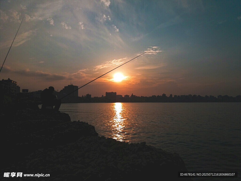 夕阳下的河畔垂钓美景