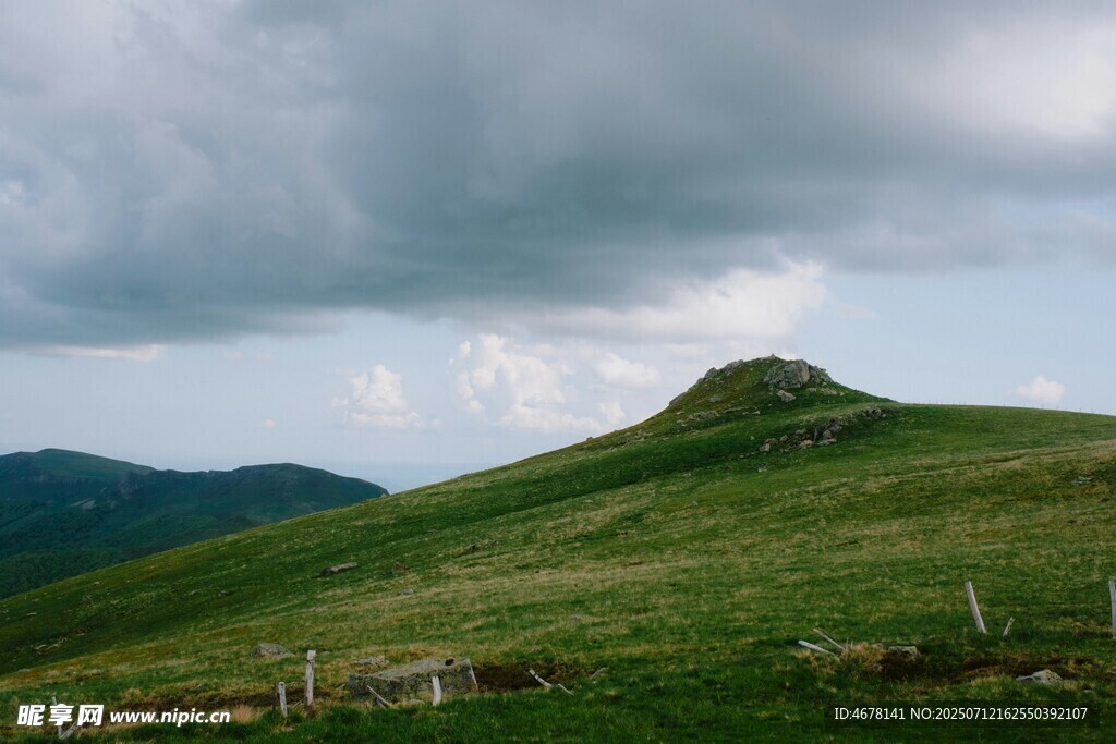 青山绿野间的壮阔景致