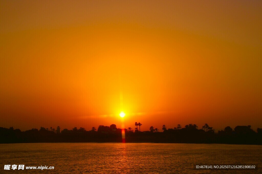 夕阳下的河畔美景