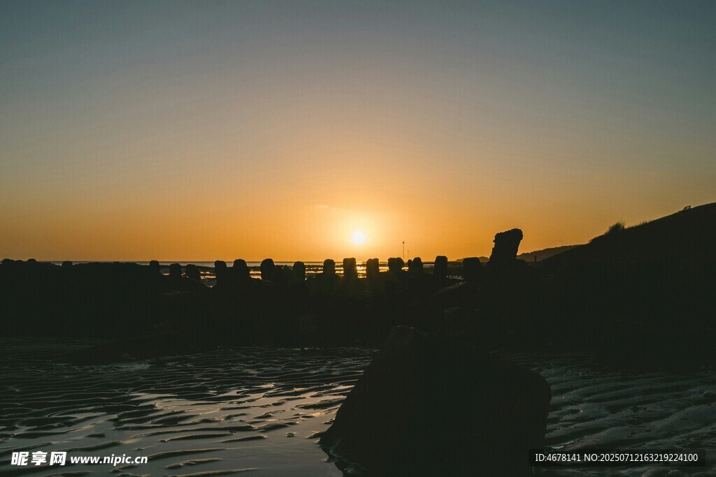 海边日落时的美丽景象