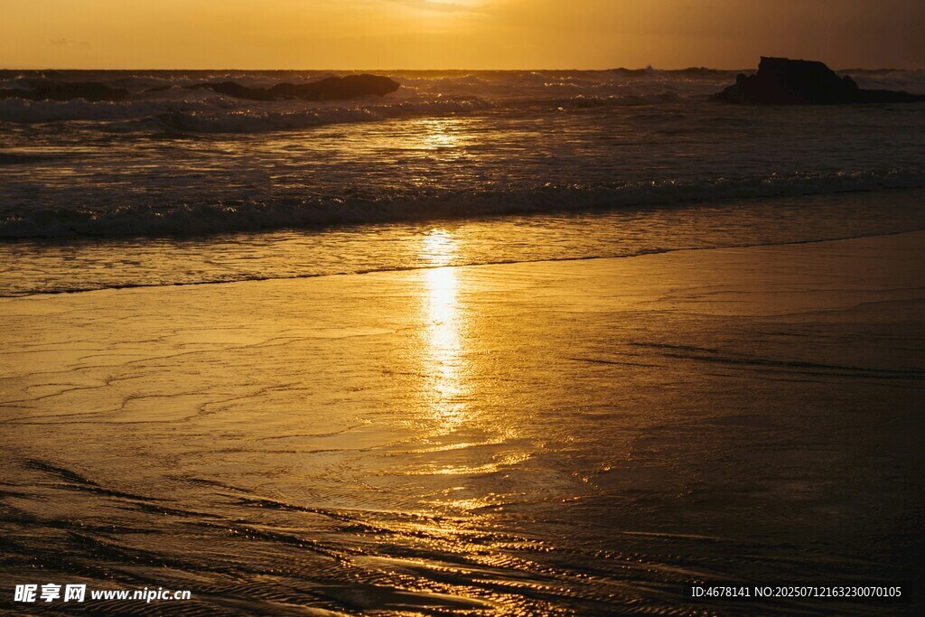 夕阳下的金色海滩美景