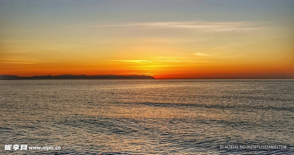 夕阳下的广阔冰封湖面