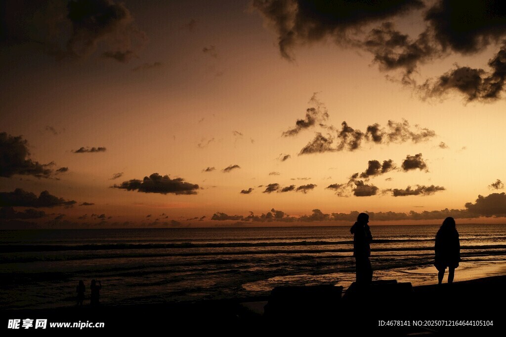 夕阳下海边的浪漫身影