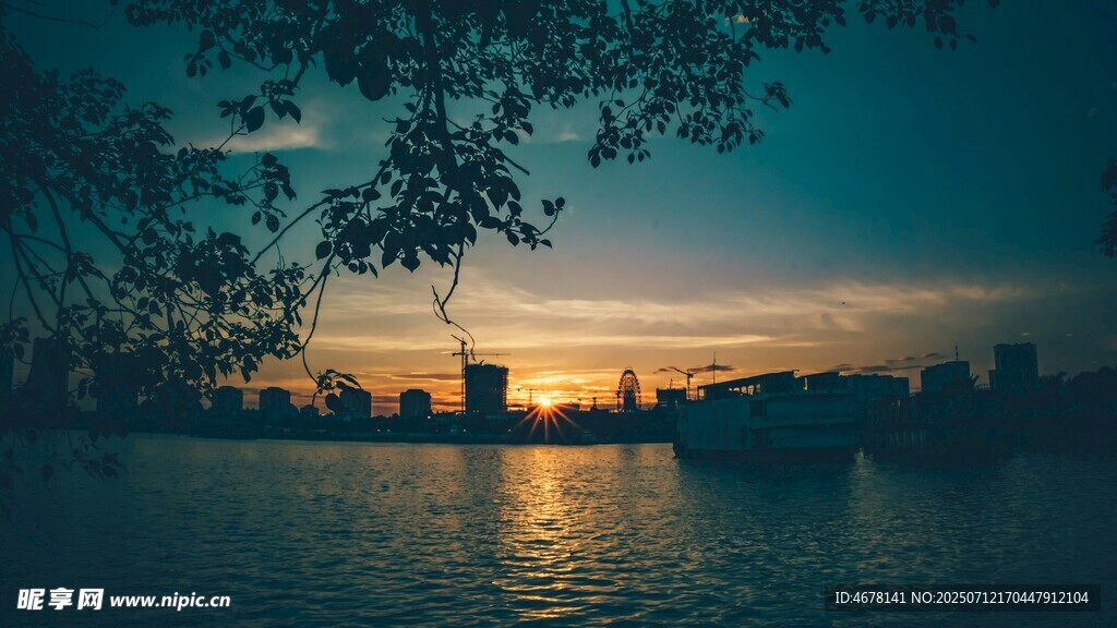 湖畔日落美景