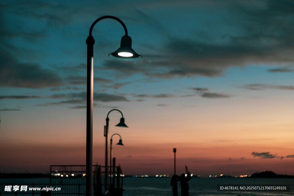 黄昏下的海边路灯美景