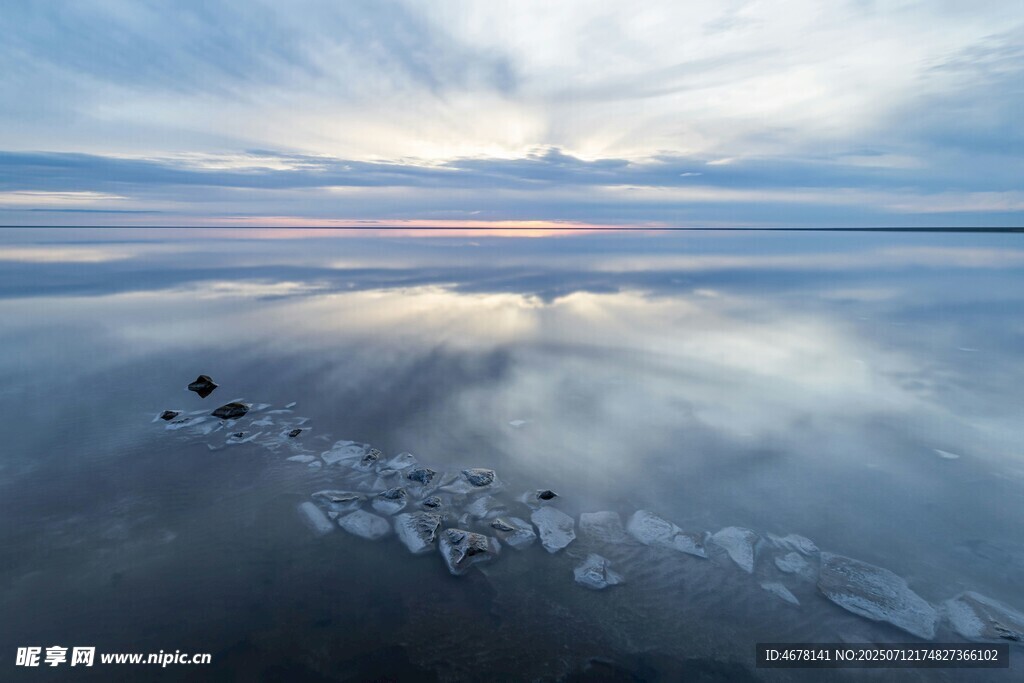 梦幻盐湖水天相映之景