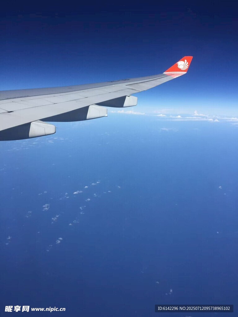 飞机机翼俯瞰蔚蓝天空