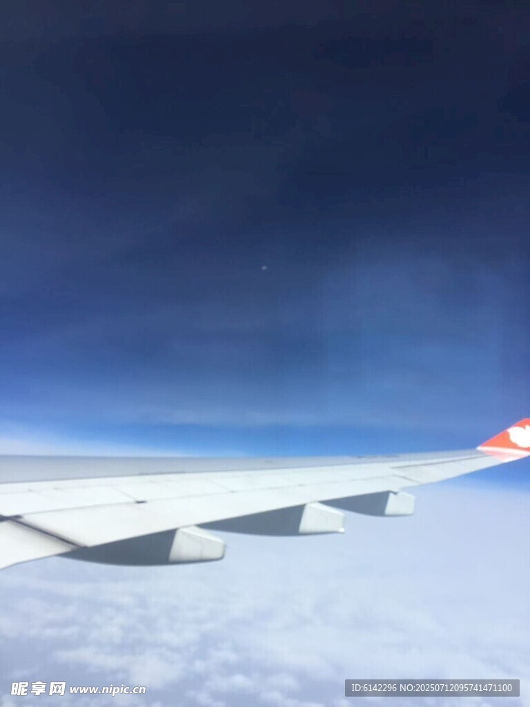 飞机机翼云端美景