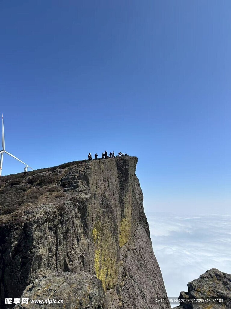 悬崖之巅的风力发电景观
