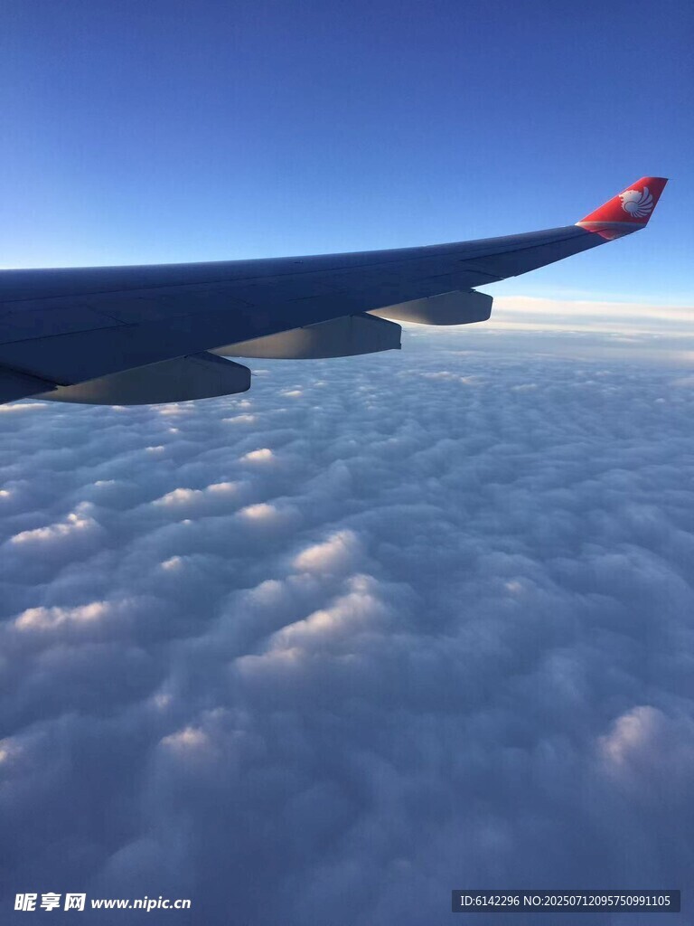 高空视角下的飞机机翼