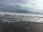 海边浪花翻涌的美丽景致