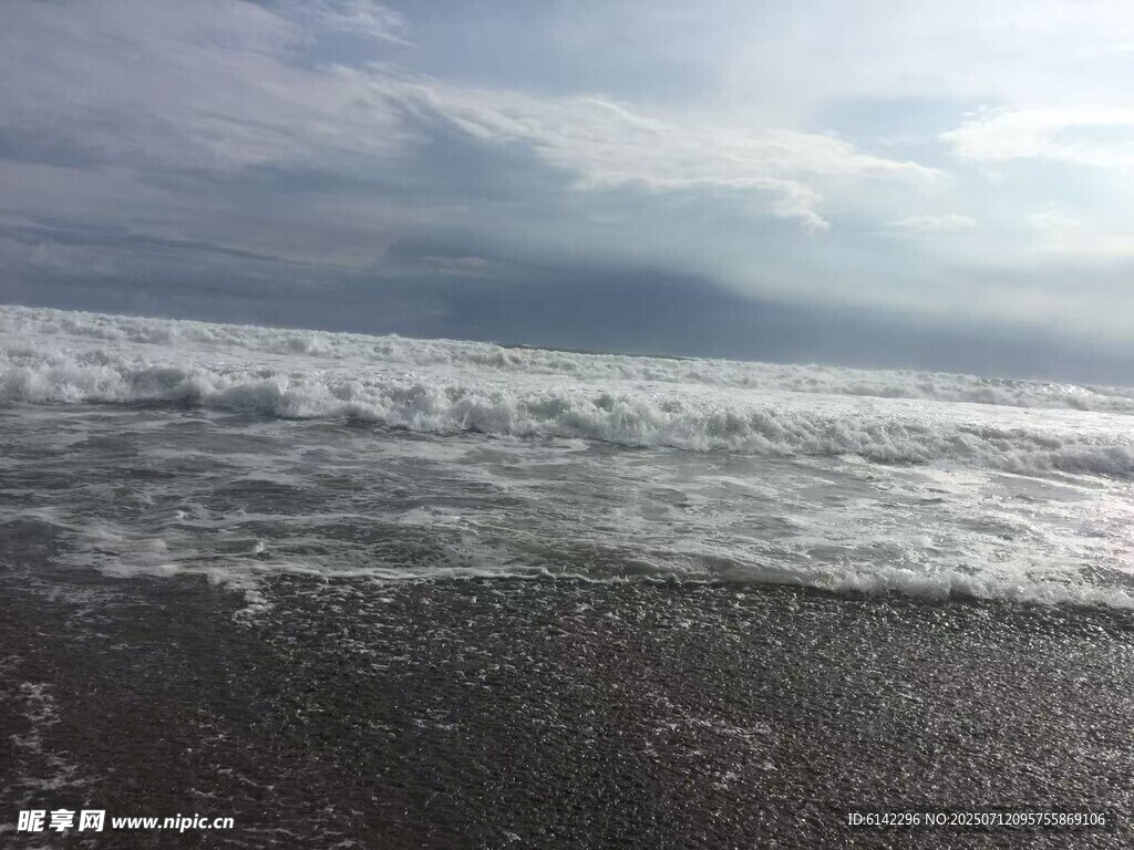 海边浪花翻涌的美丽景致