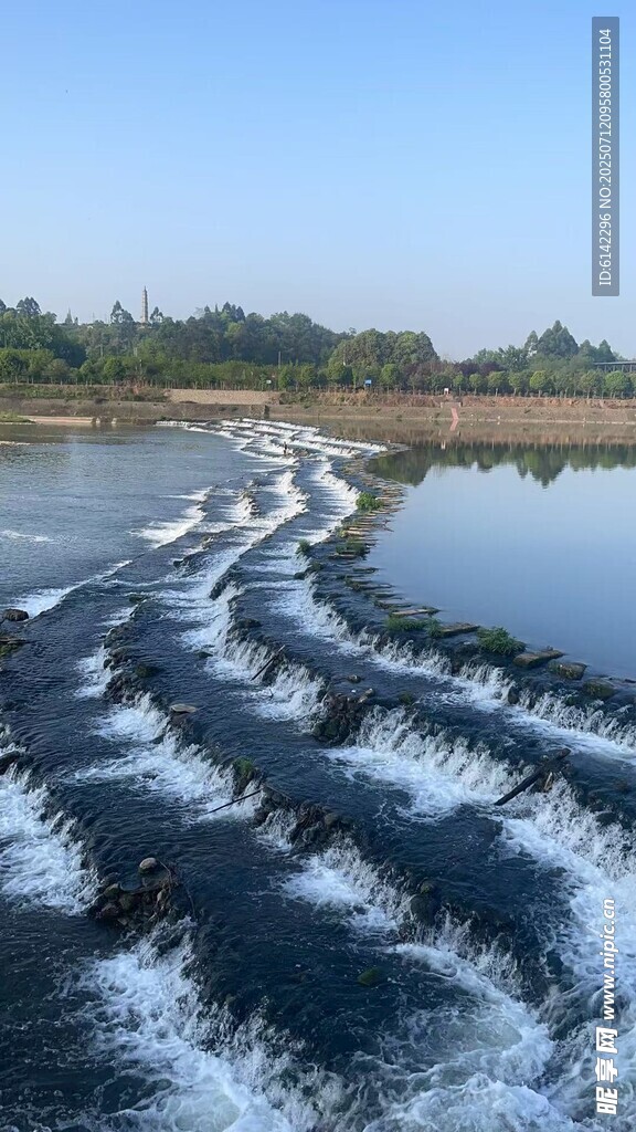 水田灌溉留下的美丽水纹