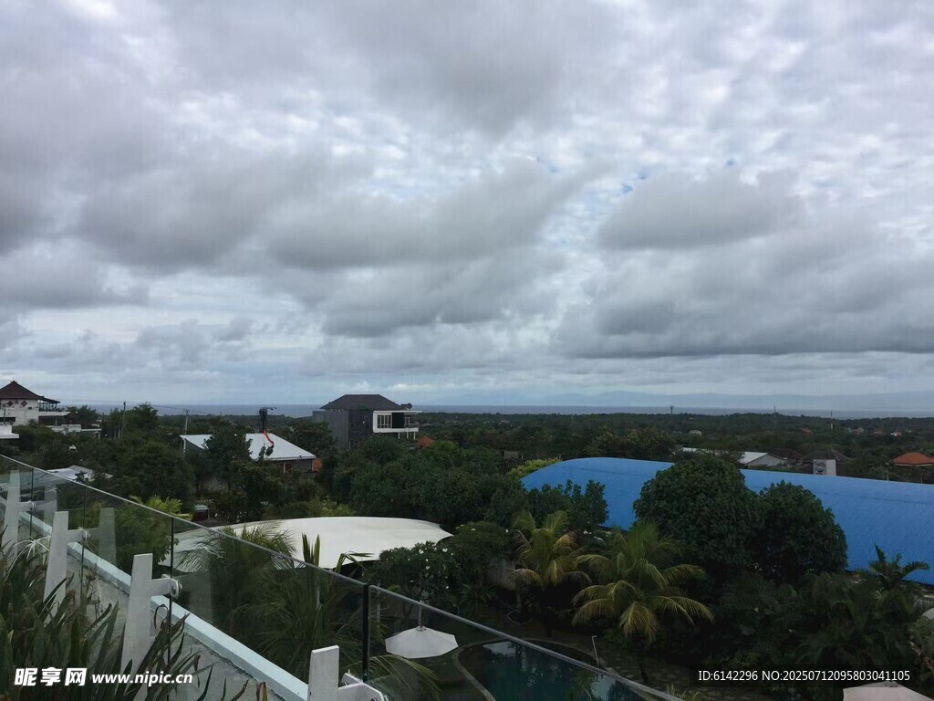 俯瞰云雾缭绕的湖景风光