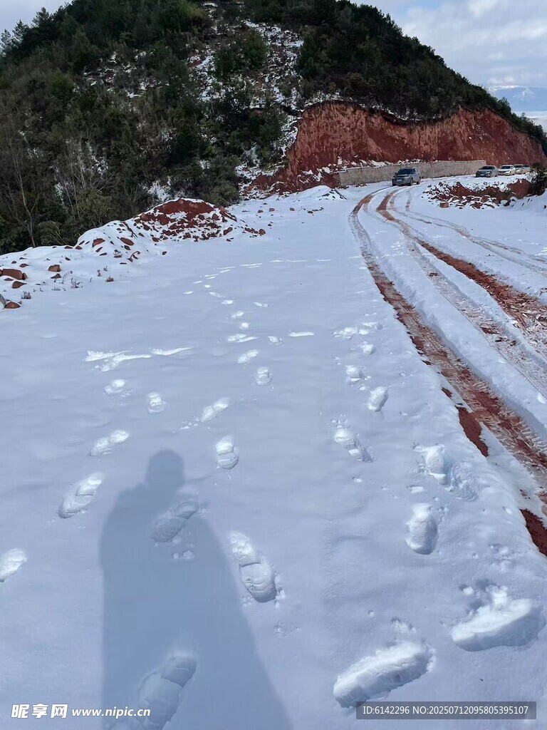 雪地中的红色道路痕迹