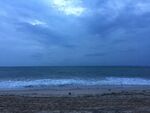 海边暮色下的宁静海岸线