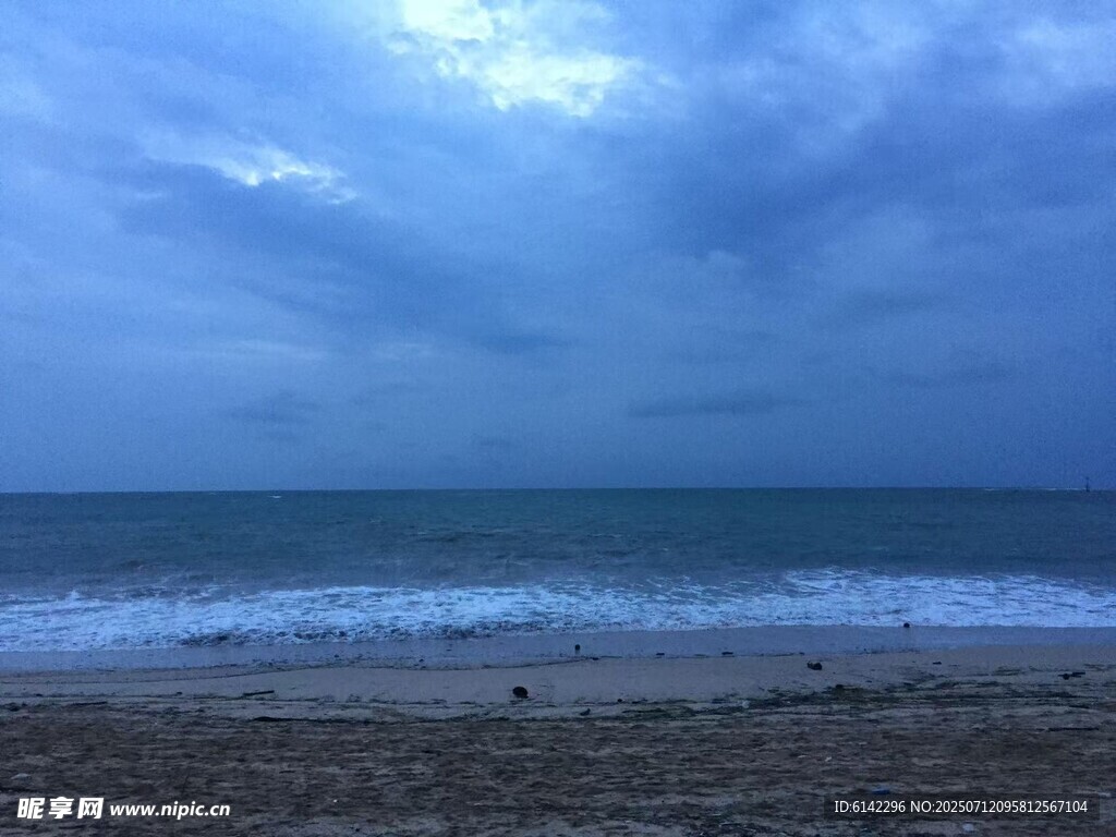 海边暮色下的宁静海岸线