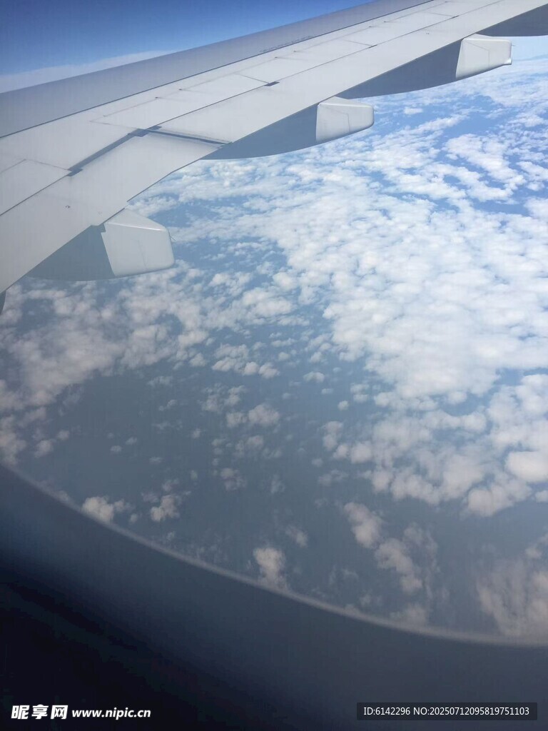 机窗外的云海美景