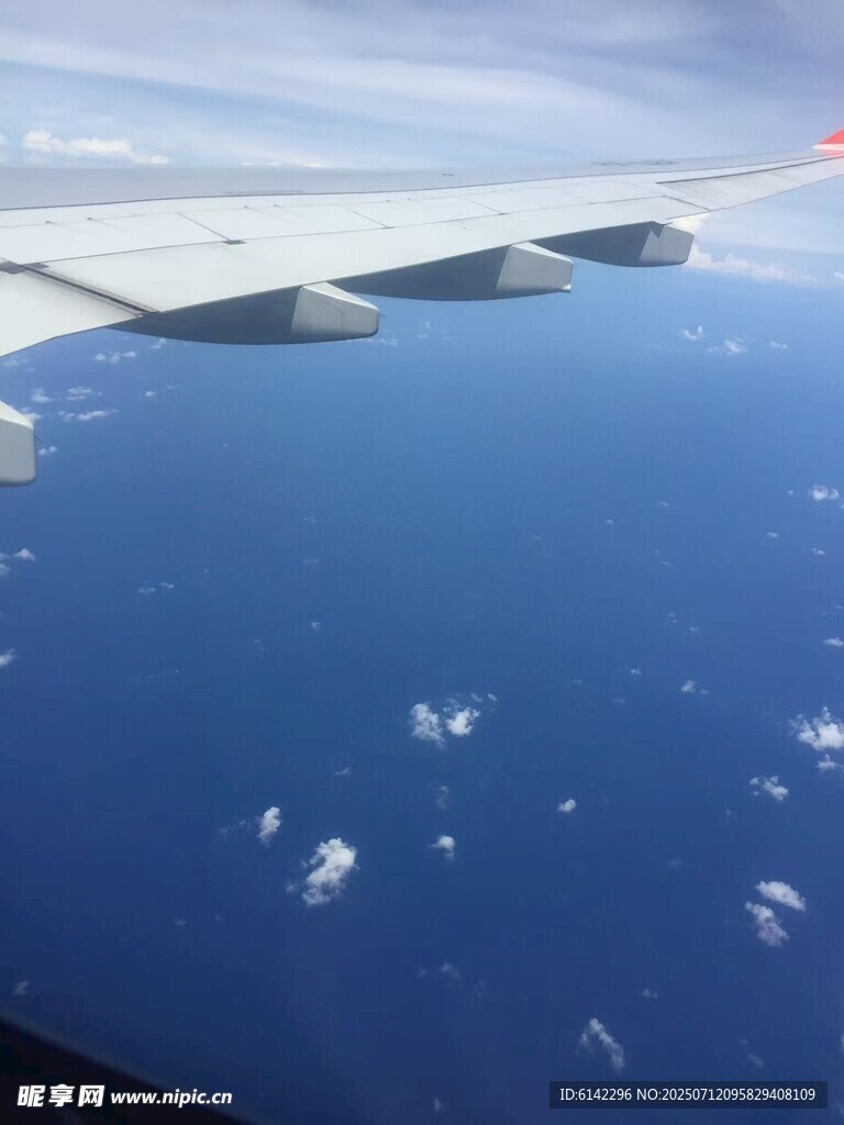 高空俯瞰蔚蓝海洋与岛屿