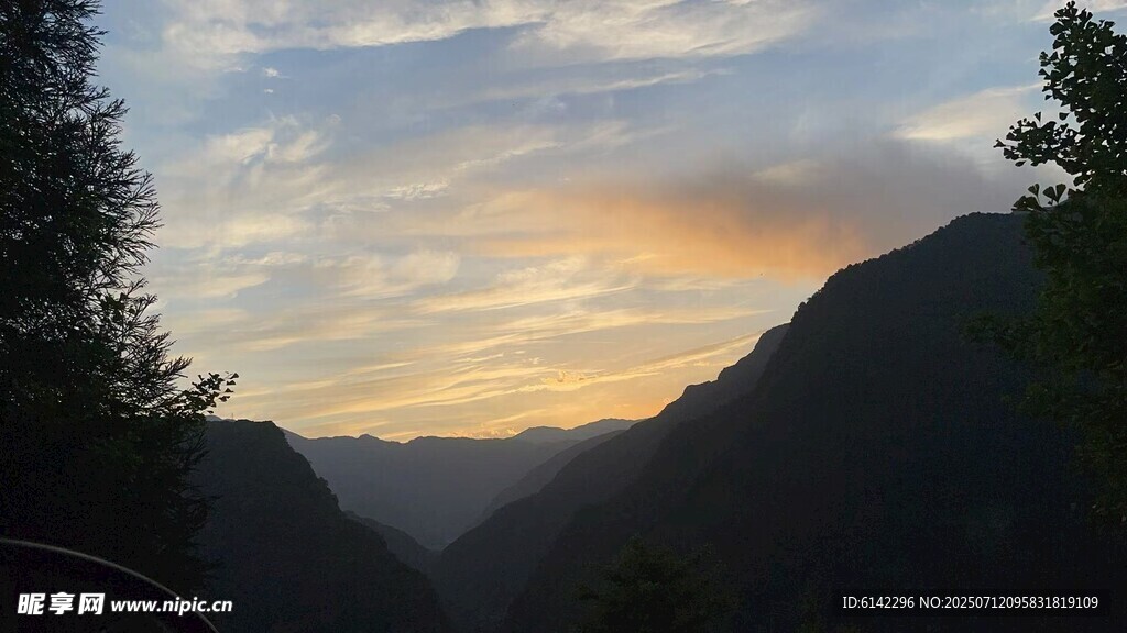 山间黄昏美景