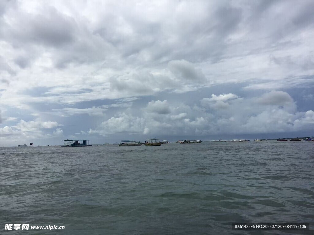 海上多云景象