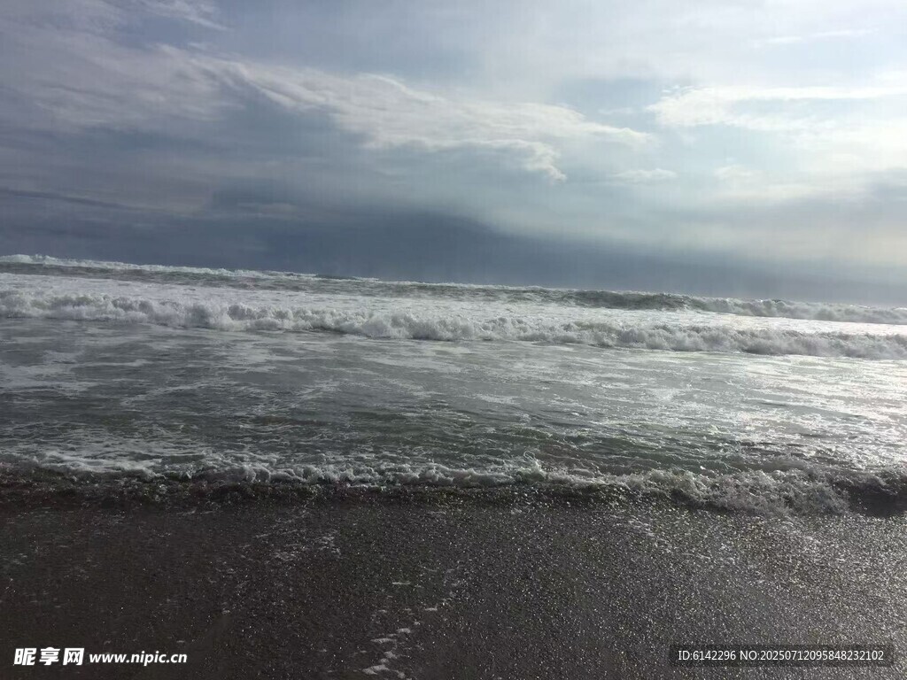 海边海浪翻涌的壮阔景象