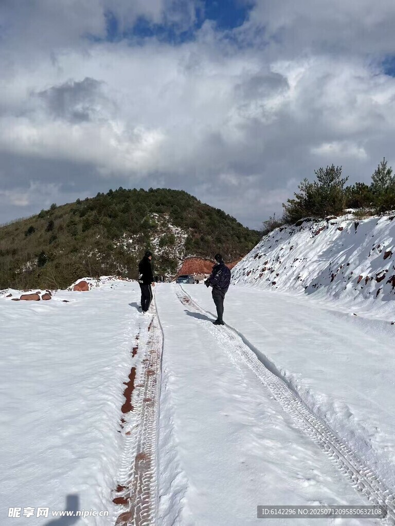 雪地徒步者的户外之旅