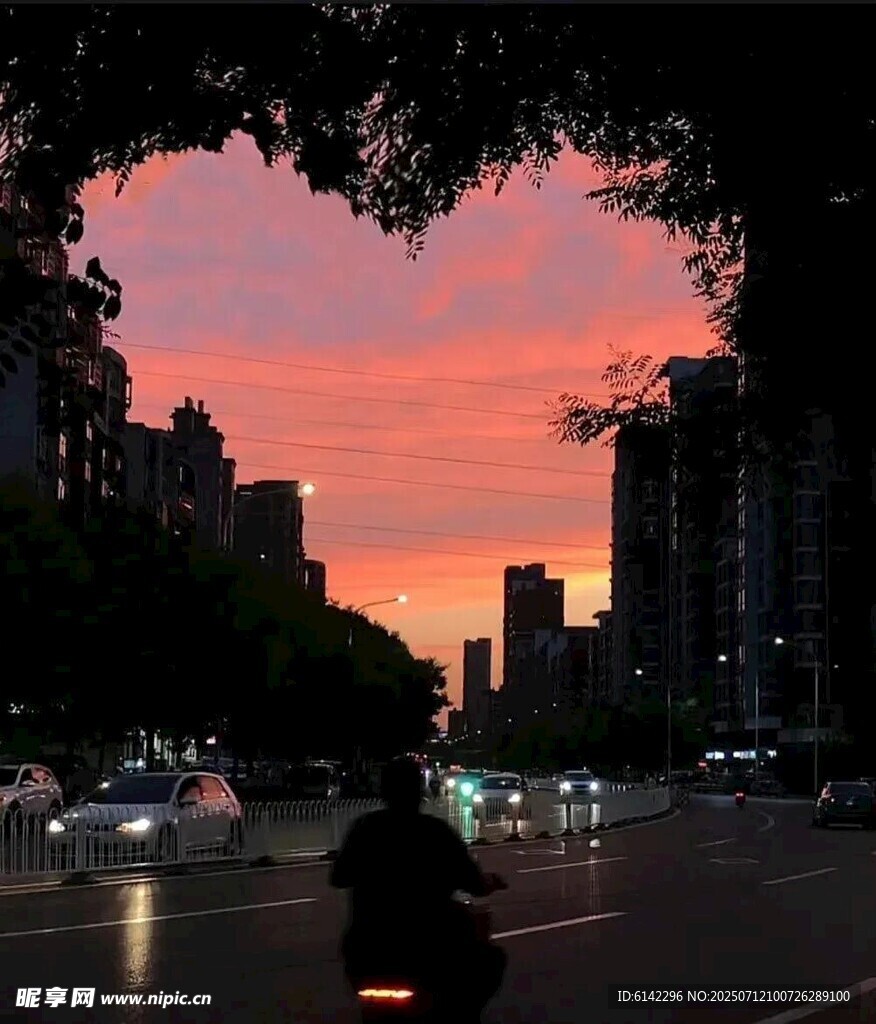 城市黄昏骑行美景