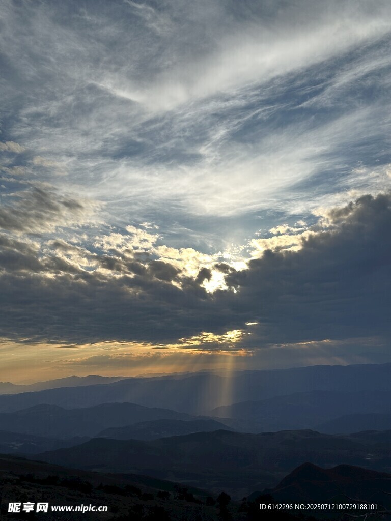 日落时分的壮丽天空景观