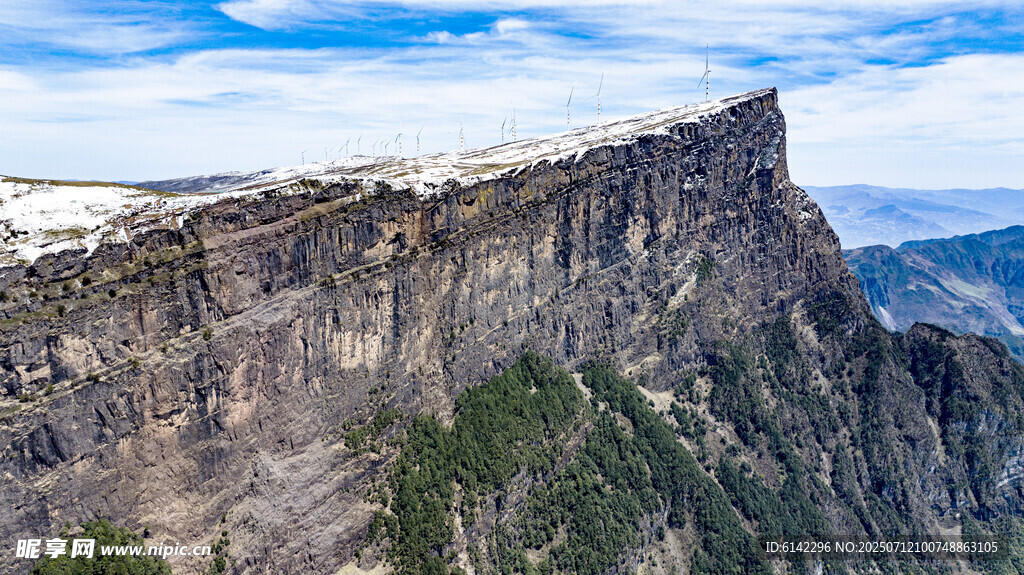 巍峨悬崖 壮丽山景