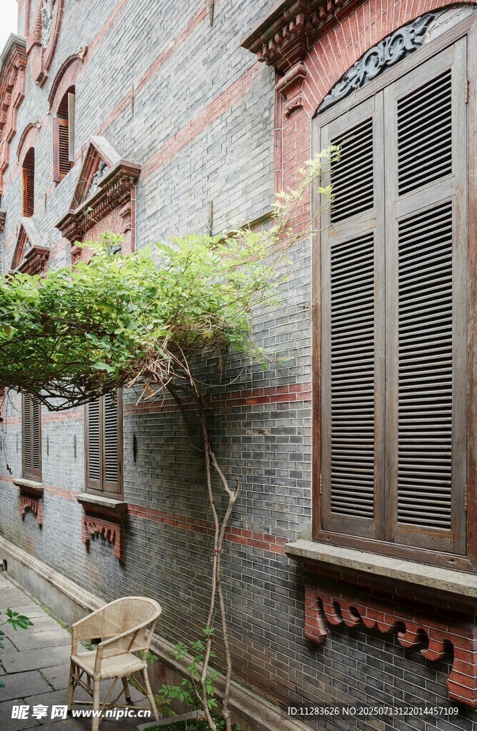 复古建筑旁的绿植与座椅
