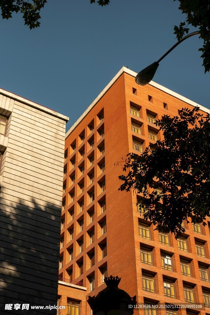 橙色高楼与周边建筑景观