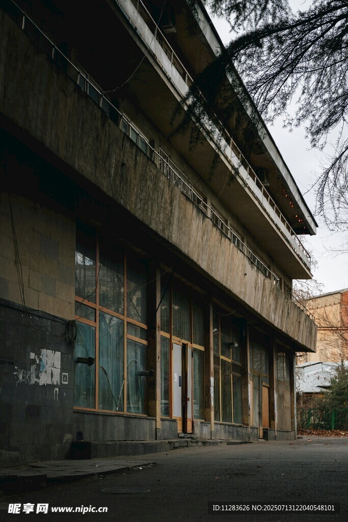 废弃旧建筑外观