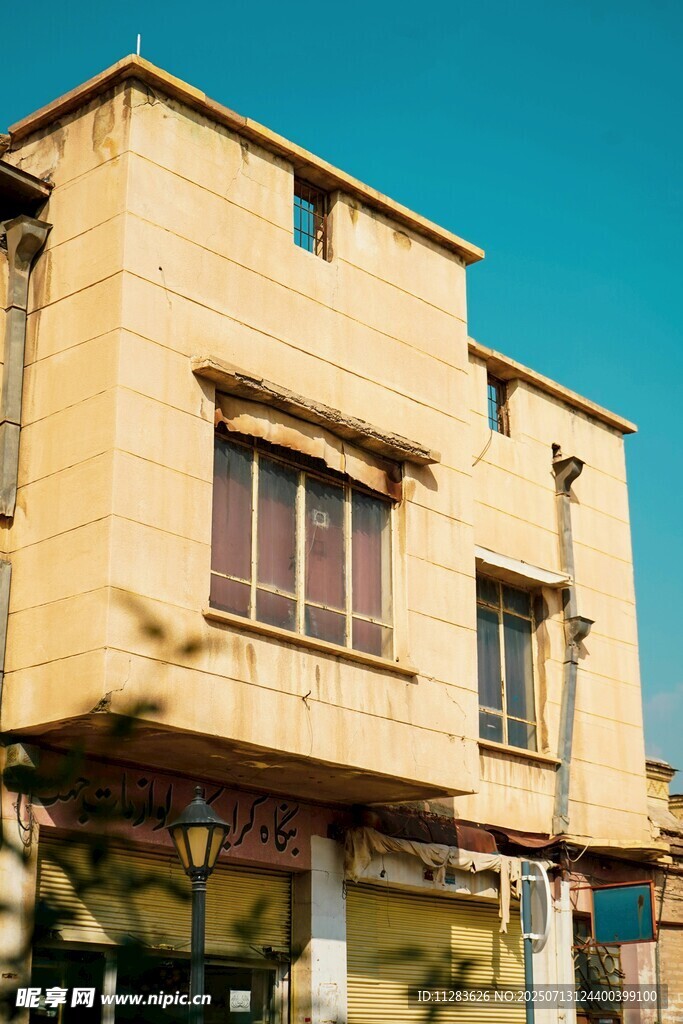 两层黄色建筑外观